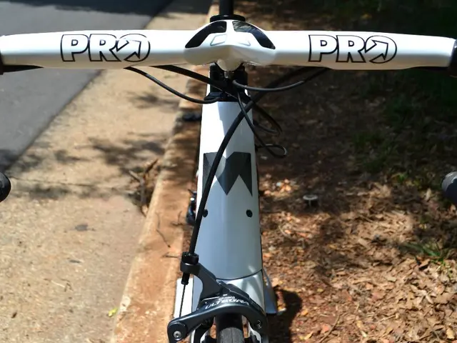 Unresolved chaos on Sukhumvit-Thong Lo roadways: Is it permissible to halt in the median lane to...