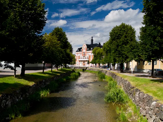 Evaluating the Timing of Additional Investments: When is Follow-up Funding Advantageous?